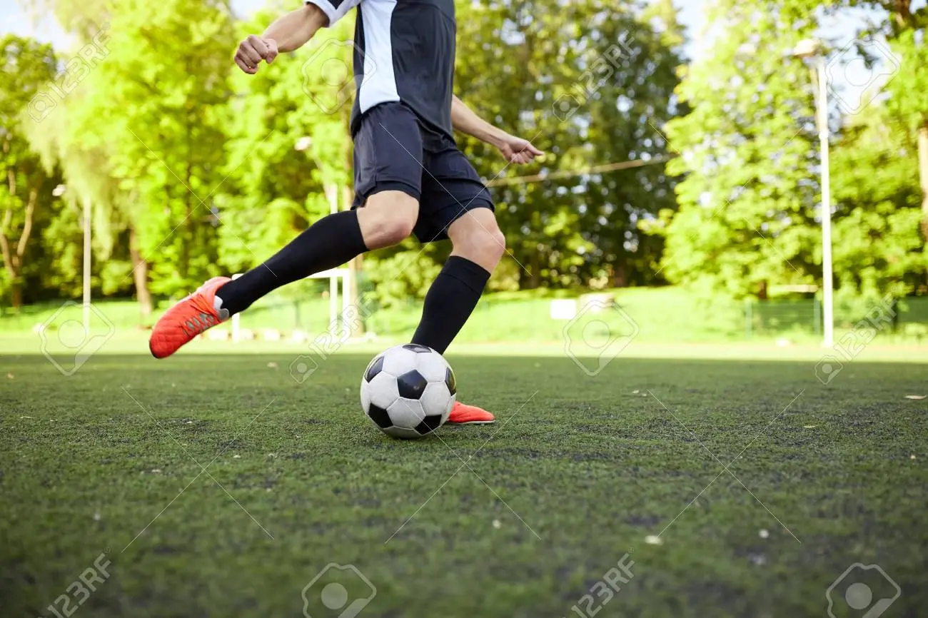 Alguien jugando fútbol: La pasión por el deporte rey - Cómo se dice a los jugadores de fútbol alguien jugando futbol - Cómo se dice a los jugadores de fútbol