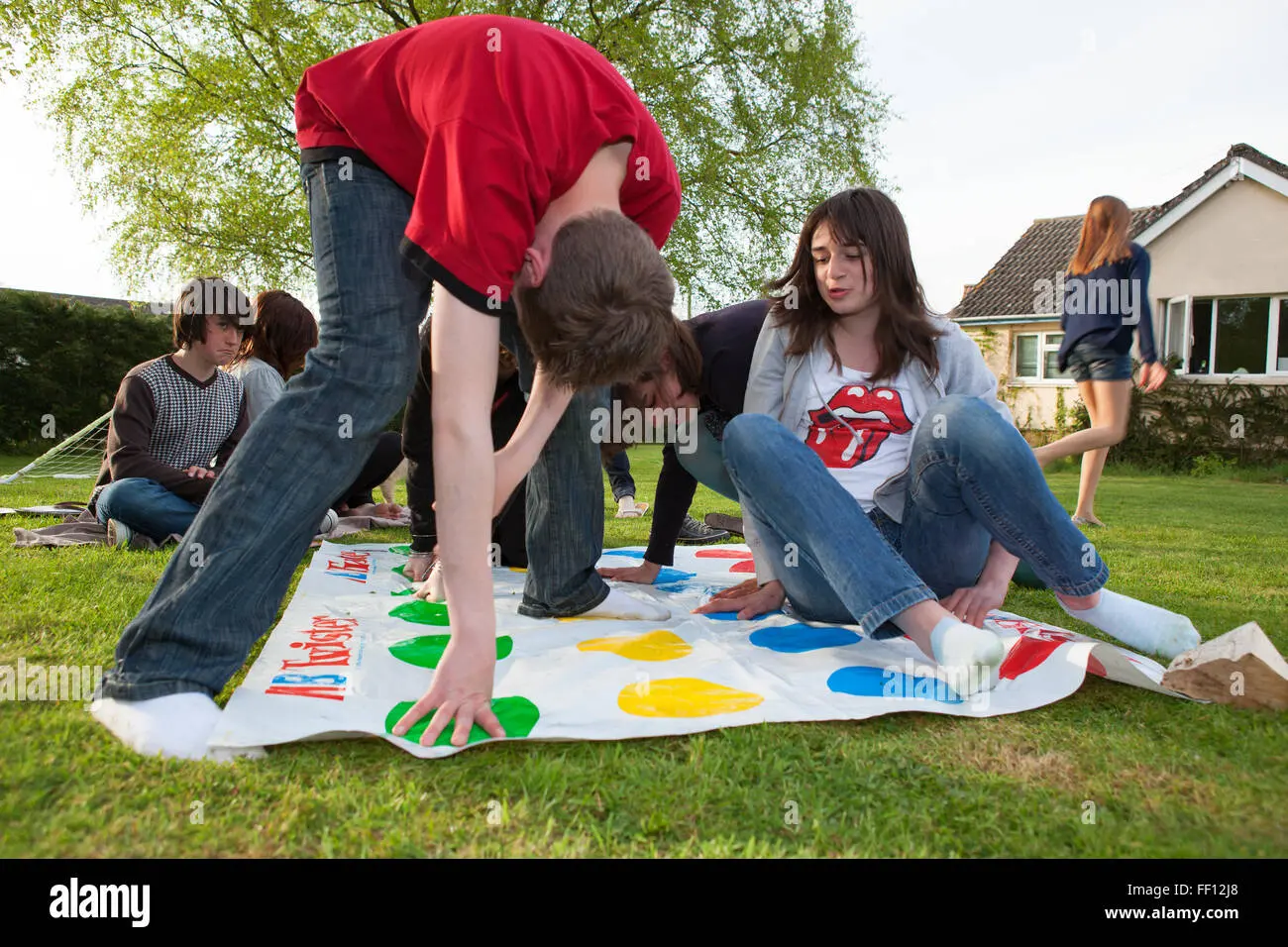 Personas jugando Twister: diversión y desafío para todas las edades - Cómo se gana Twister personas jugando twister - Cómo se gana Twister