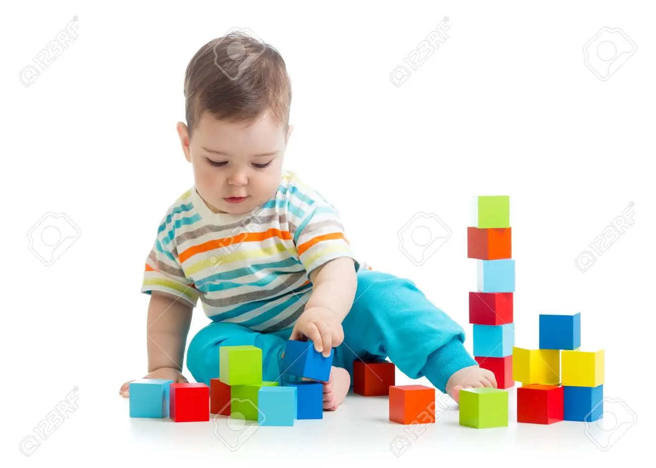 bebe jugando con cubos - Cuándo empiezan a apilar los bebés