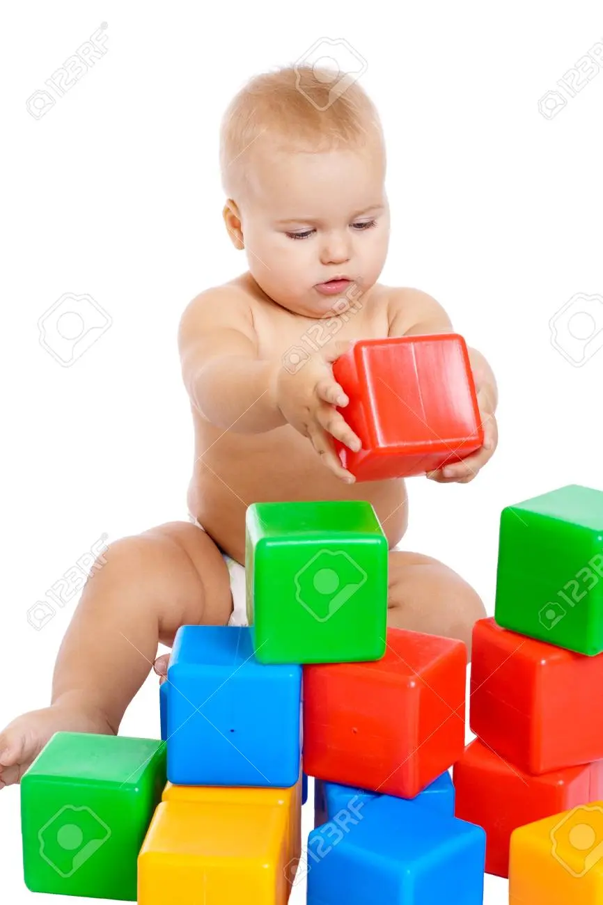 bebe jugando con cubos - Cuándo empiezan a jugar con cocinitas