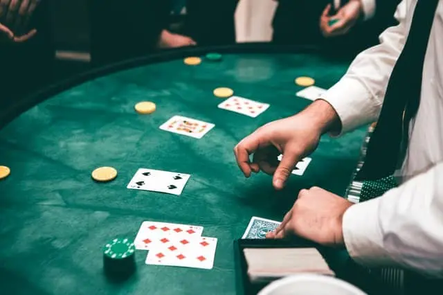 con cuantos mazos se juega al blackjack - Cuántas cartas se pueden pedir en blackjack