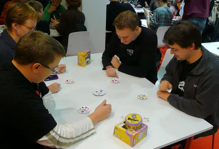 Dobble Juego: Agilidad visual y diversión en un formato compacto - Cuántas personas pueden jugar al Dobble dobble juego - Cuántas personas pueden jugar al Dobble
