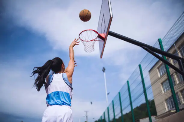 Chicas jugando al baloncesto: una pasión en las alturas - Cuánto tienes que medir para jugar al baloncesto femenino chicas jugando al baloncesto - Cuánto tienes que medir para jugar al baloncesto femenino