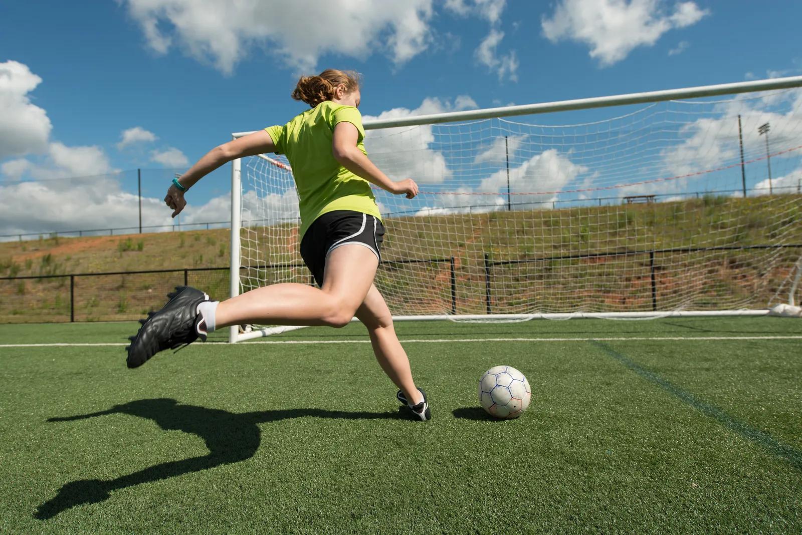 Beneficios de jugar fútbol en mujeres - Qué tonifica el fútbol beneficios de jugar futbol en mujeres - Qué tonifica el fútbol
