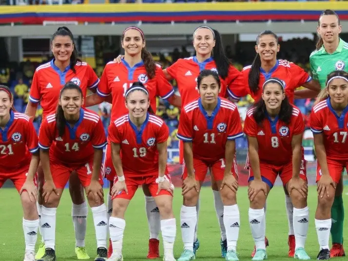 a que hora juega chile mujeres - Quién transmite el clásico femenino hoy